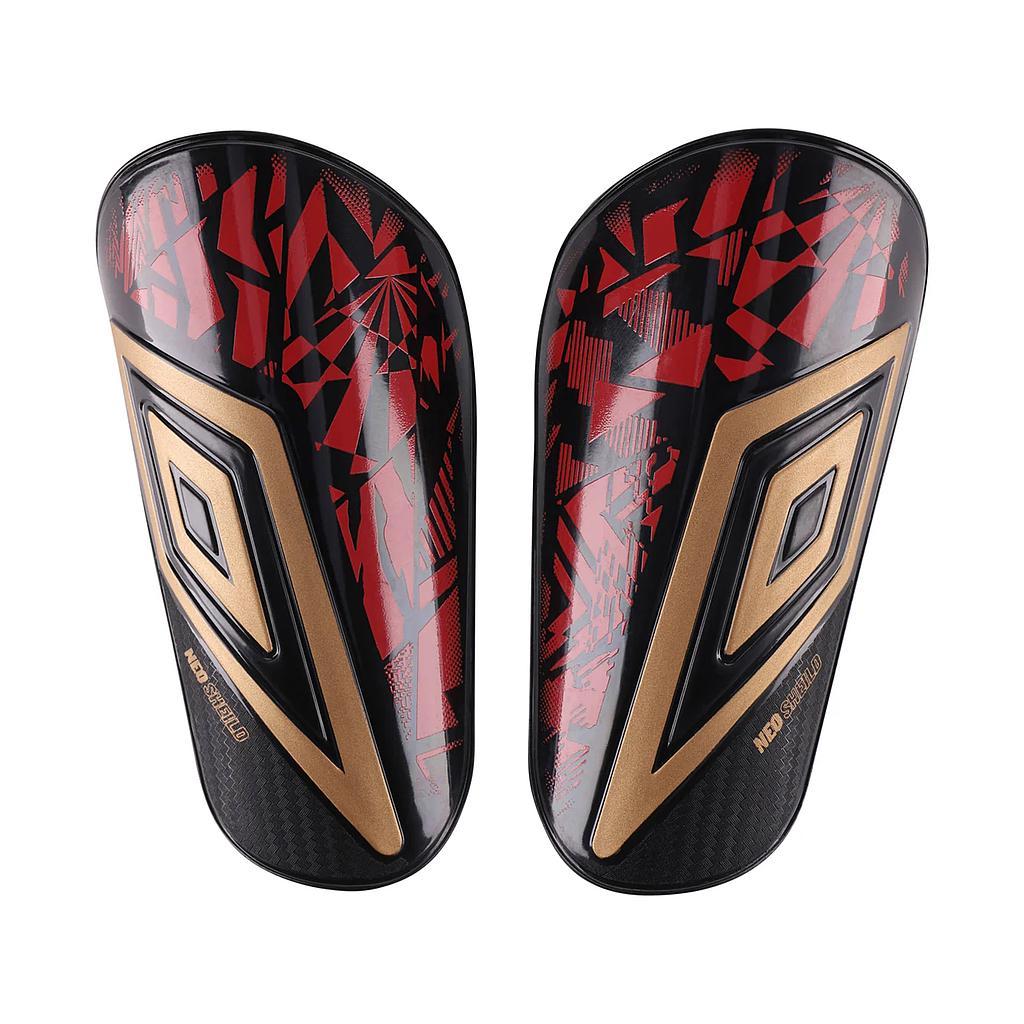 21429U-MU4 Umbro Canilleras Futbol Neo Shield Guard W/Sleeve Black/Gold/Fire Whirl
